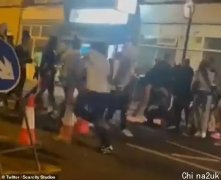 伦敦又现暴力袭击！无辜奼女在街头遭十名歹徒殴打，竟无一人帮助