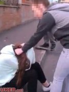 英校园暴力引热议 女生被扯头发用膝盖撞头