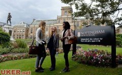 英国诺丁汉中学突破500年惯例 首招女学生