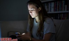 手机依赖症蔓延英国 20%中学生熬夜上网