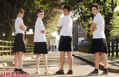 高温天不让穿短裤 英国中学男生集体穿短裙