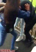 英国女中学生遭30人围殴 旁观者只顾拍摄传脸书