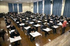 英国中学GCSE成绩在下降三年后再次回升