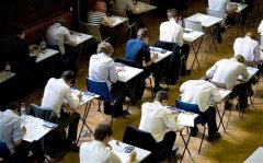 英国GCSE考试成绩再创新高 男生表现落后女生