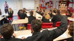 英国教师申请人数下降 政府降低门槛提高教师待