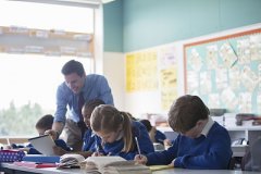 学生数激增 英格兰2024年中学教师缺口或近5万人