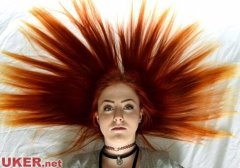 英国中学因女生天生红发责令其染淡头发