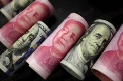 人民币贬值之际 中国百姓争先恐后换汇