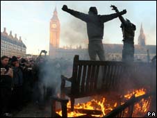 在伦敦市中心议会大厦外的抗议学生