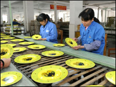 中国工人制作皇室婚礼瓷器