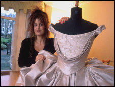 伊丽莎白是戴妃婚纱的设计者