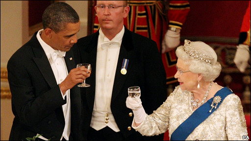 奥巴马向英女王敬酒