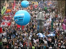 公共服务部门雇员在伦敦举行示威游行