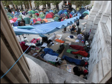 在圣保罗大教堂庭院中宿营的反资本主义抗议者