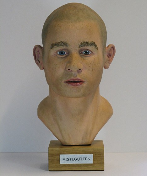 英国邓迪大学理科硕士巴伯用警方追查嫌犯的手段恢复了7500年前去世的挪威少年的相貌