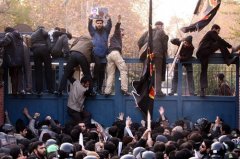 伊朗数千名示威者冲击英国使馆焚烧英国旗