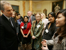 英国前首相布莱尔2006年在首相官邸接见国际留学生