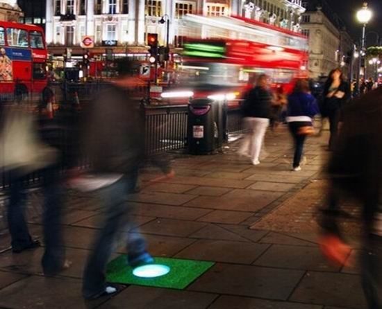 英国学生发明利用路人踩踏发电发光地砖(图)