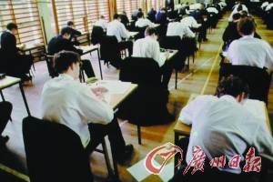 　　英国一所男校的学生在考试。(资料图片)