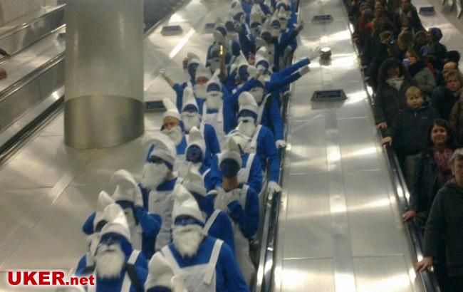在那又深又挤的伦敦地铁出现了一群蓝精灵