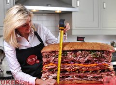 世界最大夹肉三明治亮相英国(图)