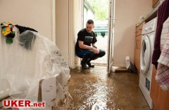组图：英国威尔士降暴雨引发洪水 上千人撤离