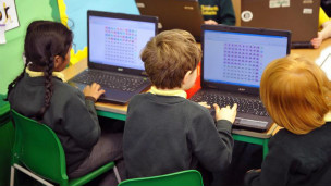 小学生使用电脑