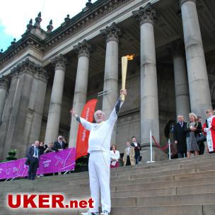 71岁老人希利在利兹市政厅前点燃奥运火炬