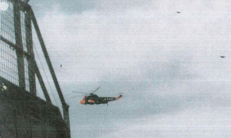 英国政府解密档案称，不明飞行物出现在直升机附近。