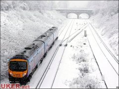 英国北爱尔兰地区遭遇罕见大雪侵袭