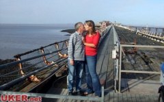 英国一对情侣两年吻遍60个海滨码头