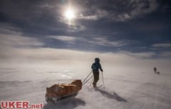 英国16岁学生滑雪抵达南极点 创最小年龄纪录