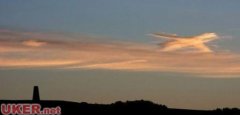 英格兰空中神奇“飞机云”令人惊呼太像了