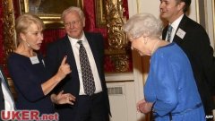 英国女王伊丽莎白在白金汉宫邀请演艺界名人聚