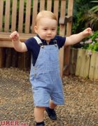 乔治小王子明日周岁 英国王室公开首张徒步照