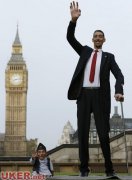 历史性的一幕：当世界最高与最矮男人相会伦敦
