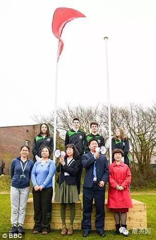 为了治一治英国调皮捣蛋的小朋友,英国学校引进了5位中国老师