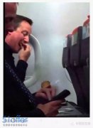 看英国首相！廉价航空上狂吃薯片