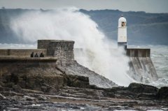 暴风艾琳袭卷英国 请14个地方市民警惕洪灾