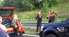 英国高速公路上演音乐会 堵车不再无聊