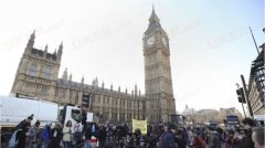 英国取消贫困生补助金遭反对 抗议游行队伍造成