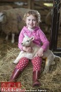 英国3岁小萝莉的网红成名史 居然和羊妈妈有关