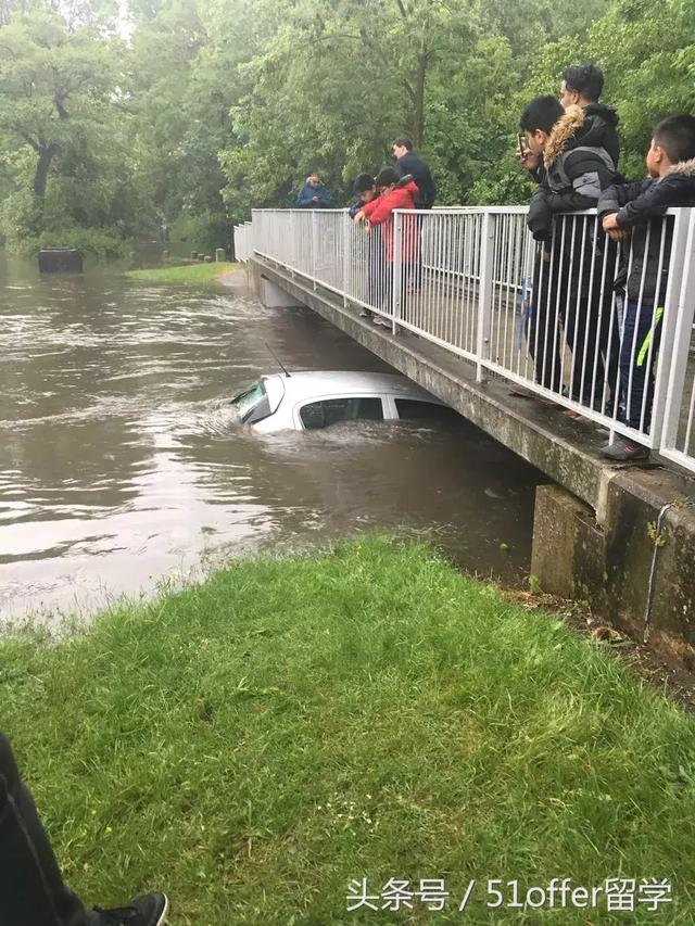 突然不用上学！伯明翰大学被淹了！