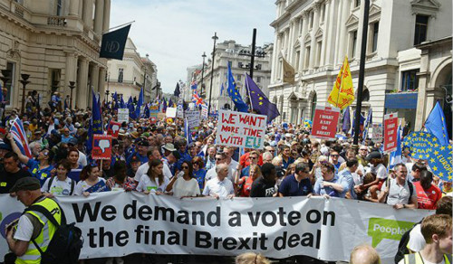 英国数万民众游行 呼吁对“脱欧”进行第二次公投图1