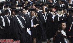 英国近半大学生就业亚历山大 和无文凭者抢工作