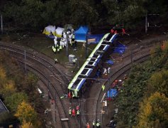 英国伦敦发生轻轨电车翻车事故 已造成7死50伤