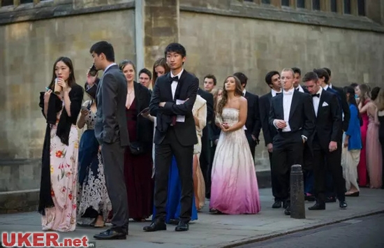 看英国剑桥学霸庆祝考试结束 城里人真会玩！