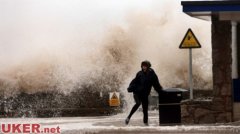 英国遭狂风暴雨袭击 北部交通严重受阻