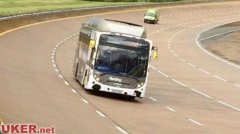 英国“牛粪动力”公交车破速度纪录 你坐过了没
