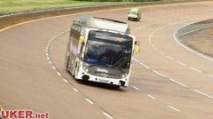 英国“牛粪动力”公交车破速度纪录 你坐过了没